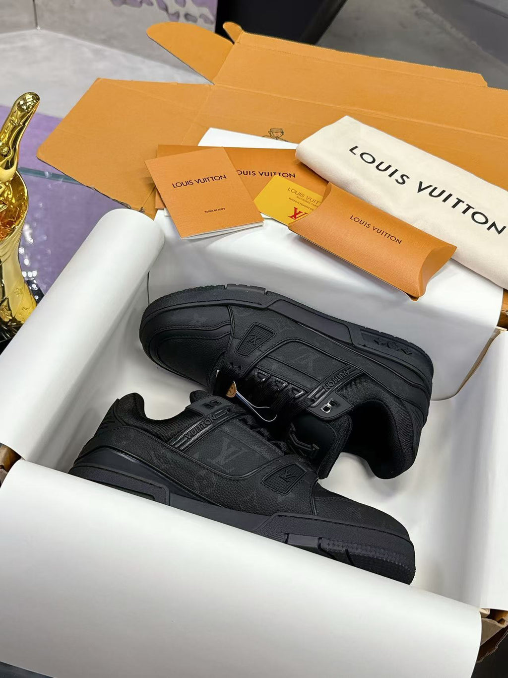 LV trainer pure black