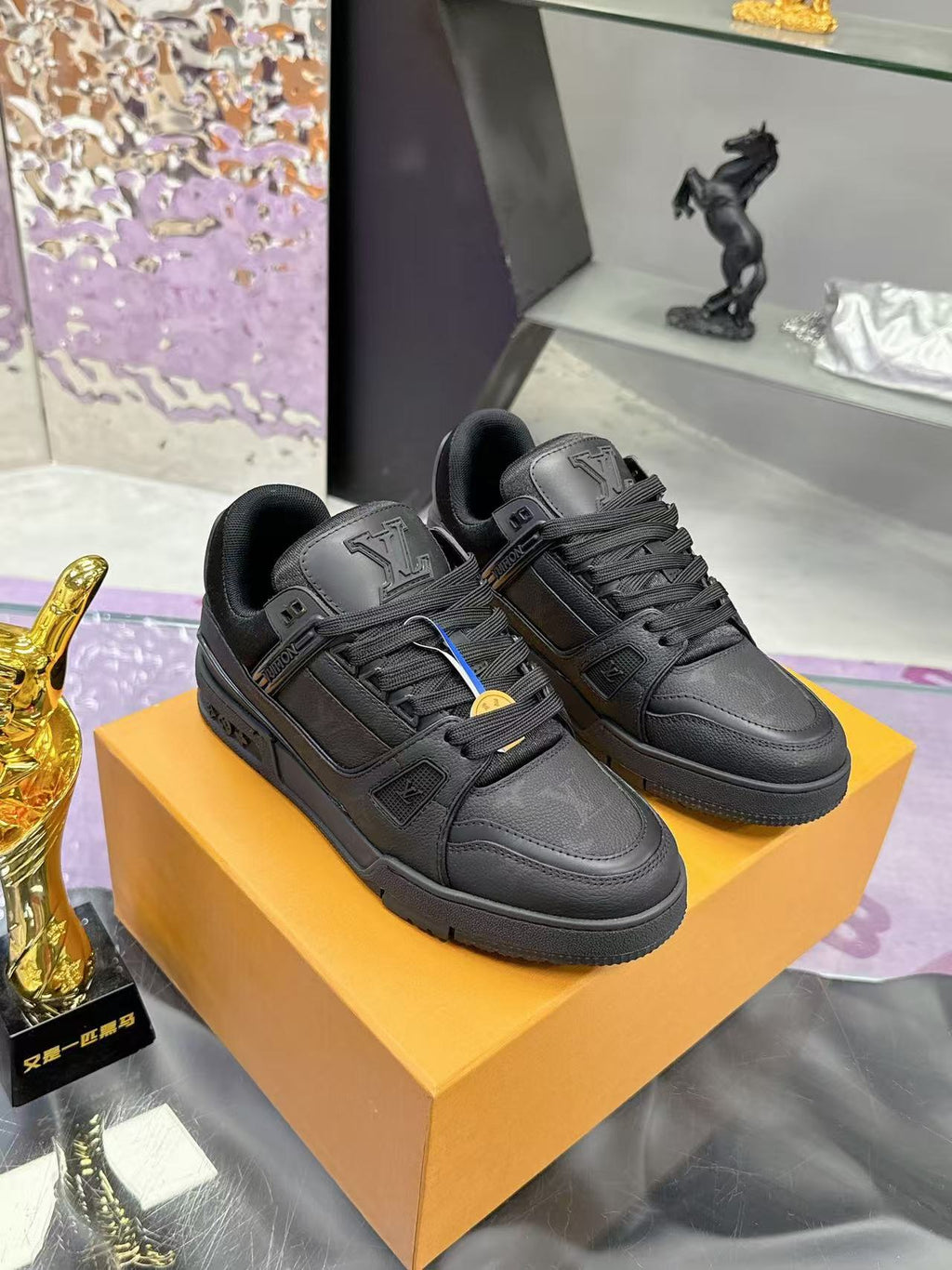 LV trainer pure black