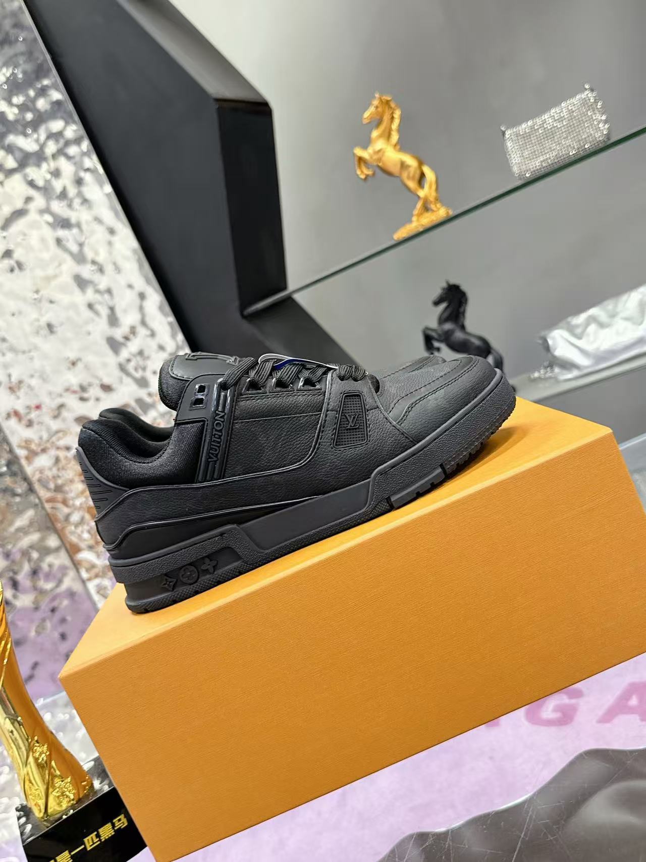 LV trainer pure black