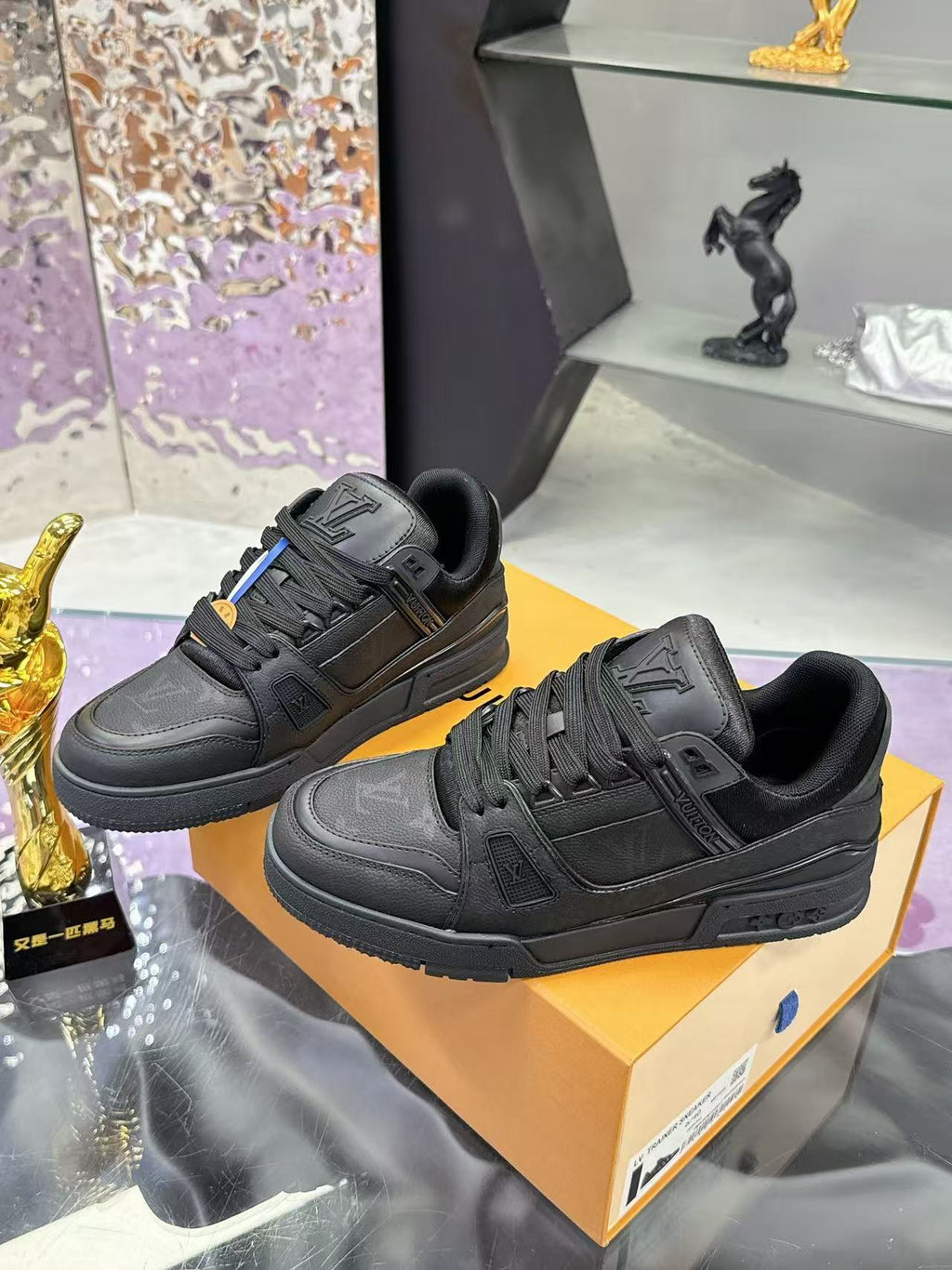 LV trainer pure black