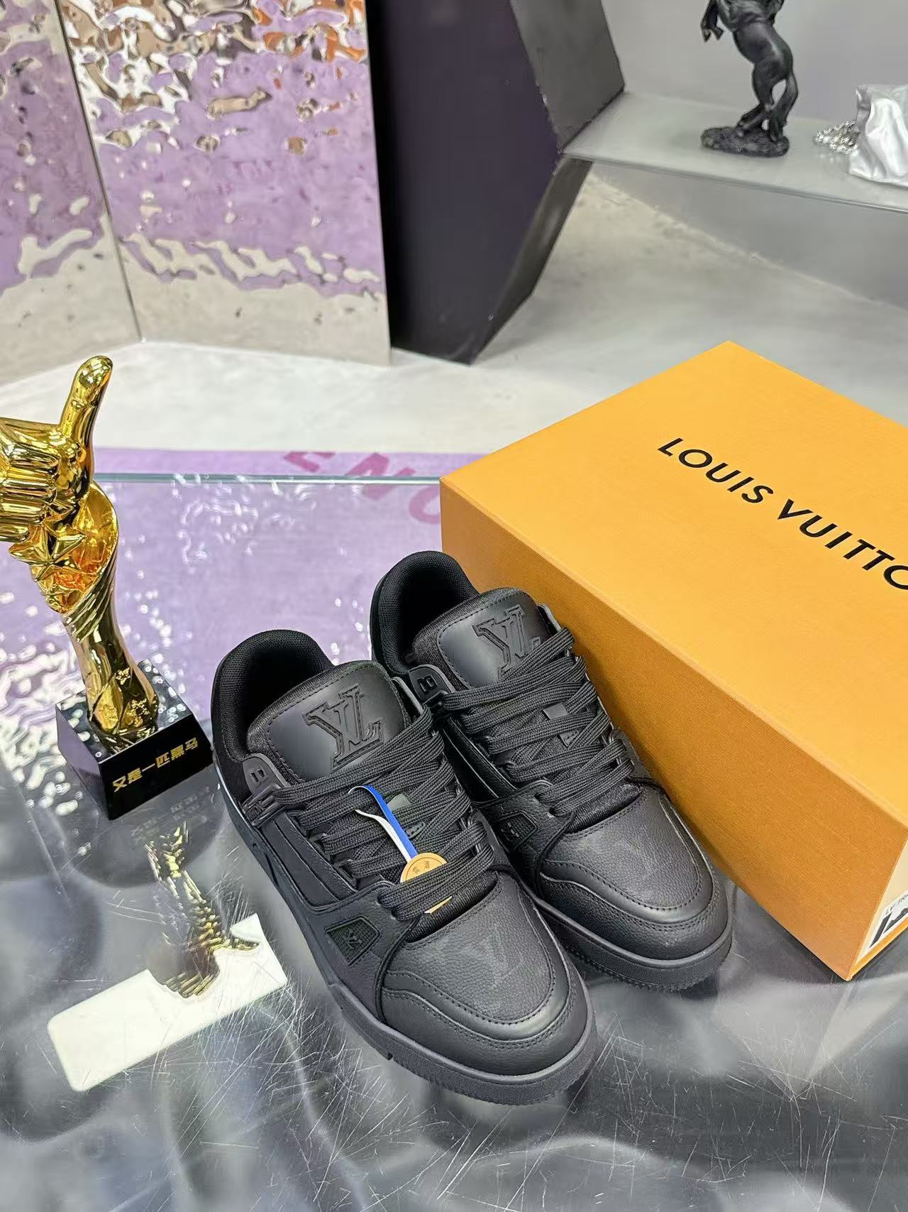 LV trainer pure black