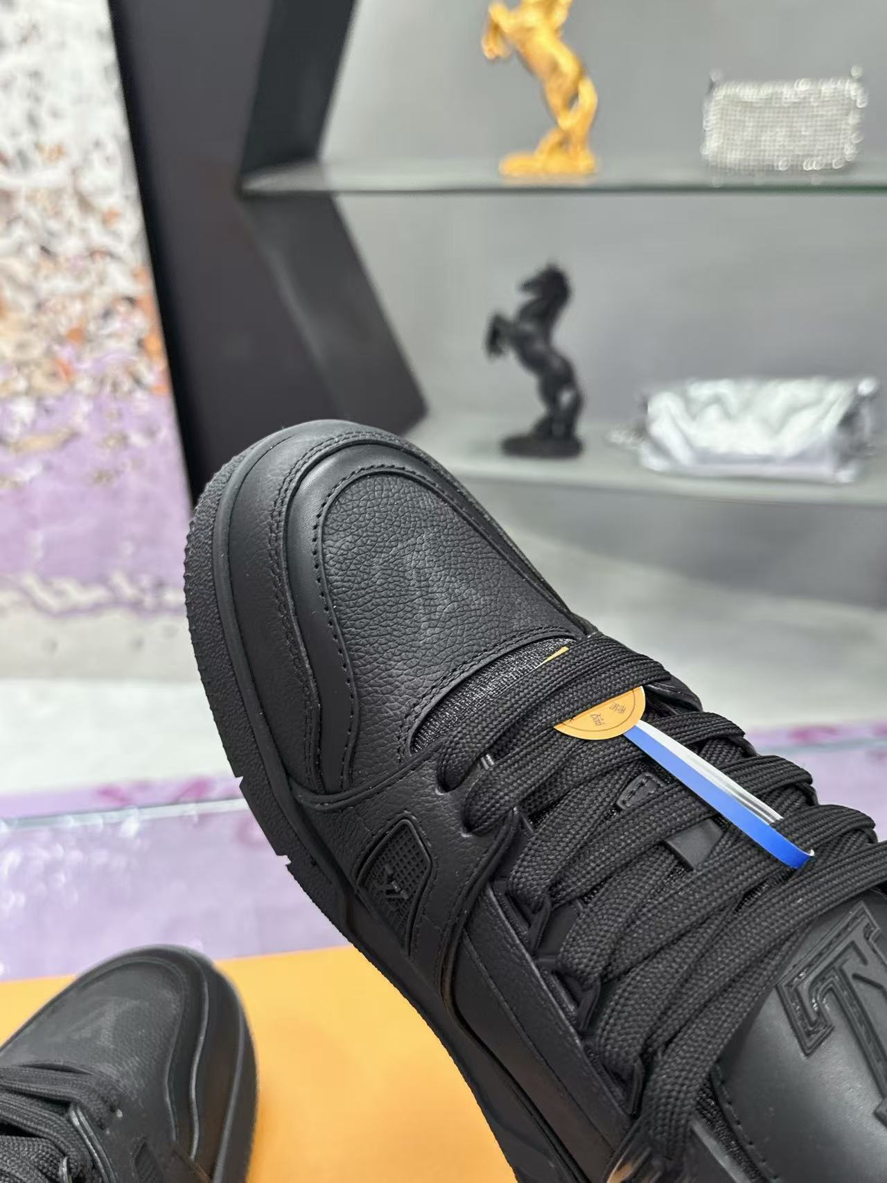 LV trainer pure black