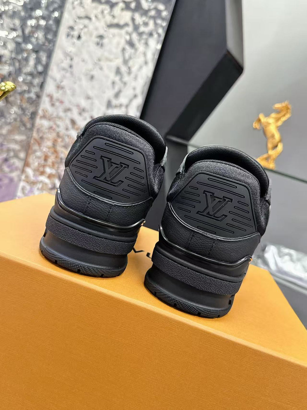 LV trainer pure black
