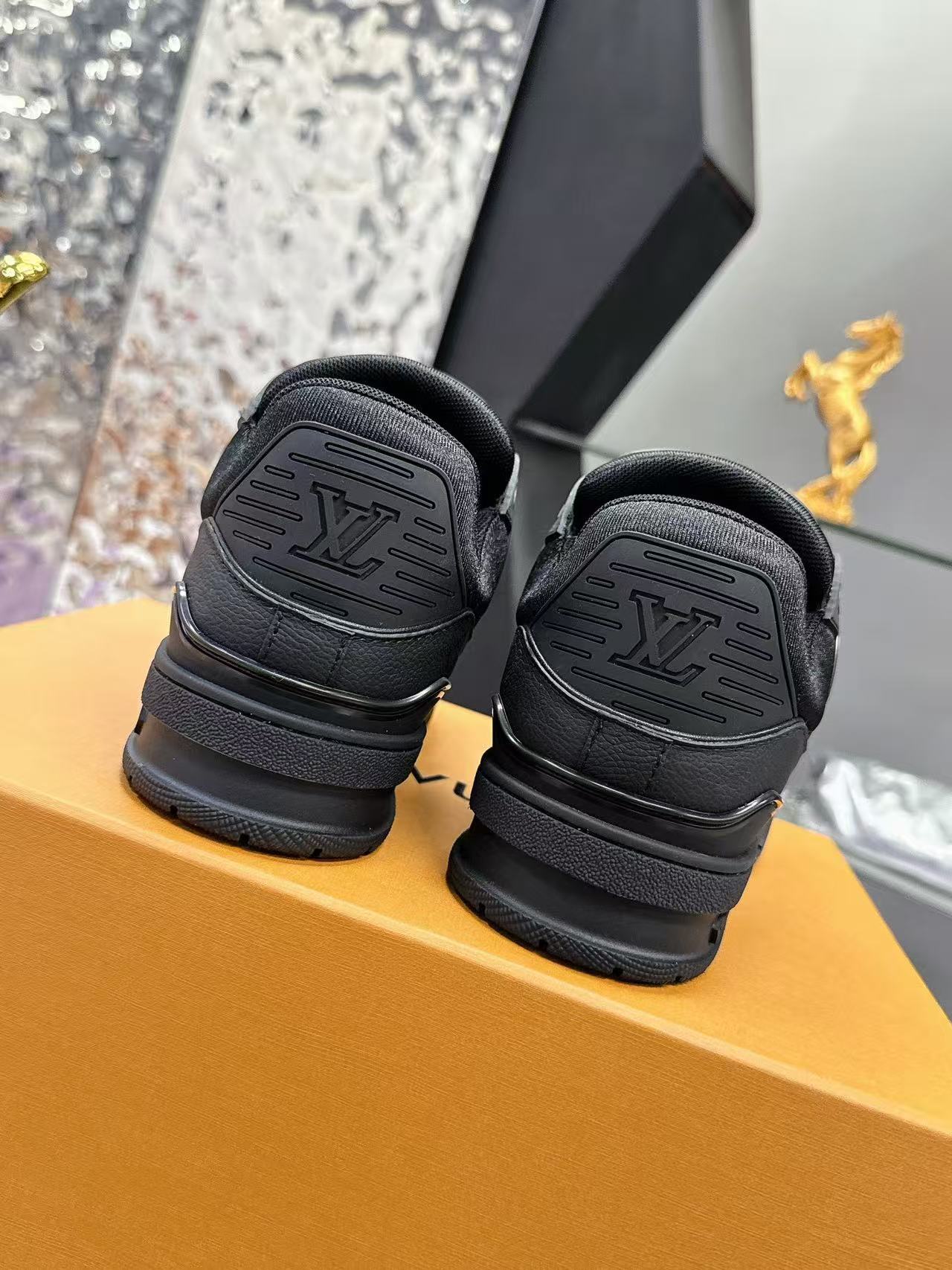 LV trainer pure black