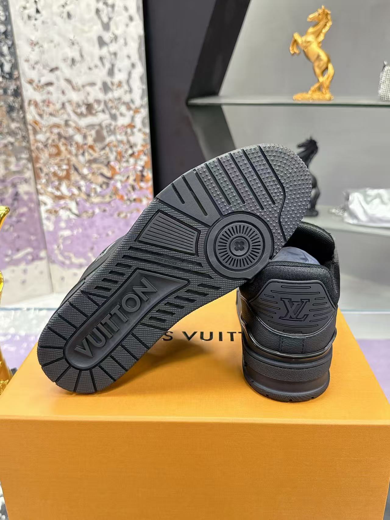 LV trainer pure black