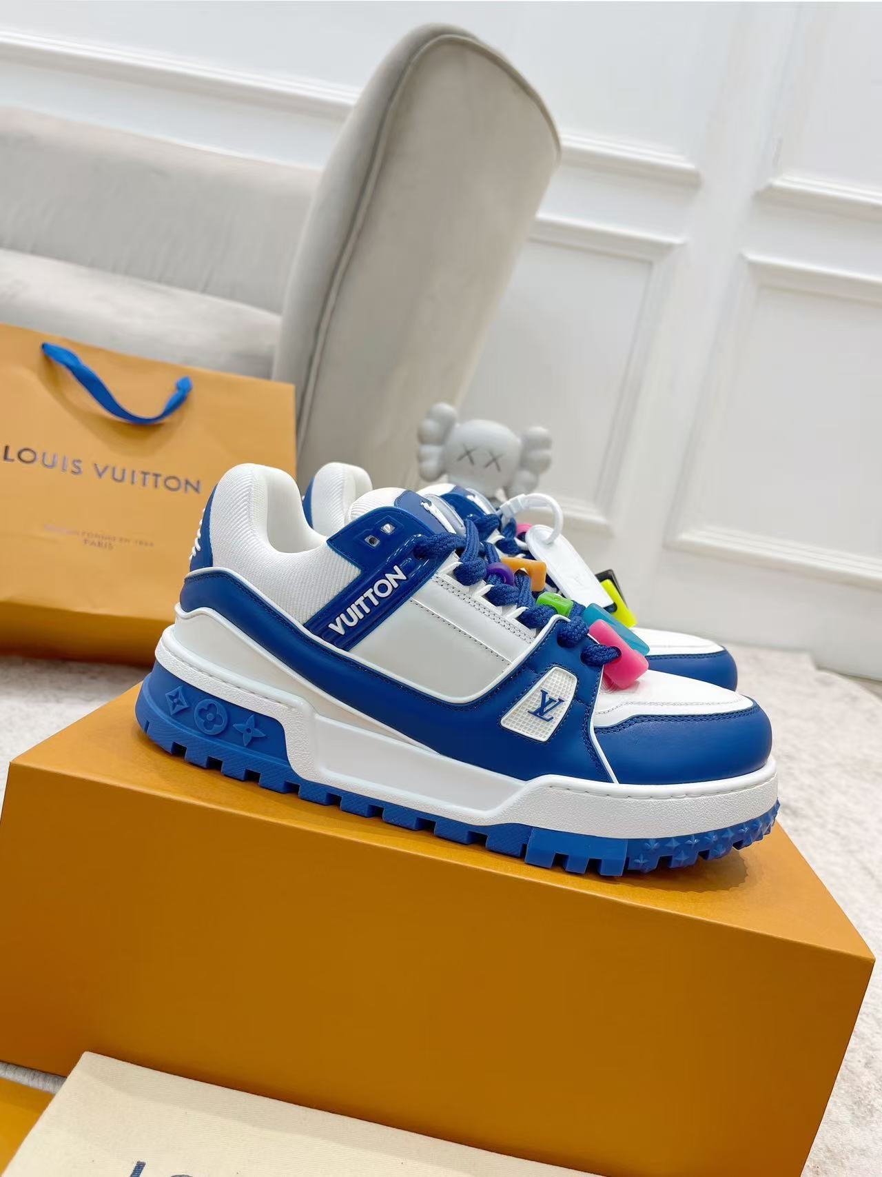 LV Trainer Maxi blue and white