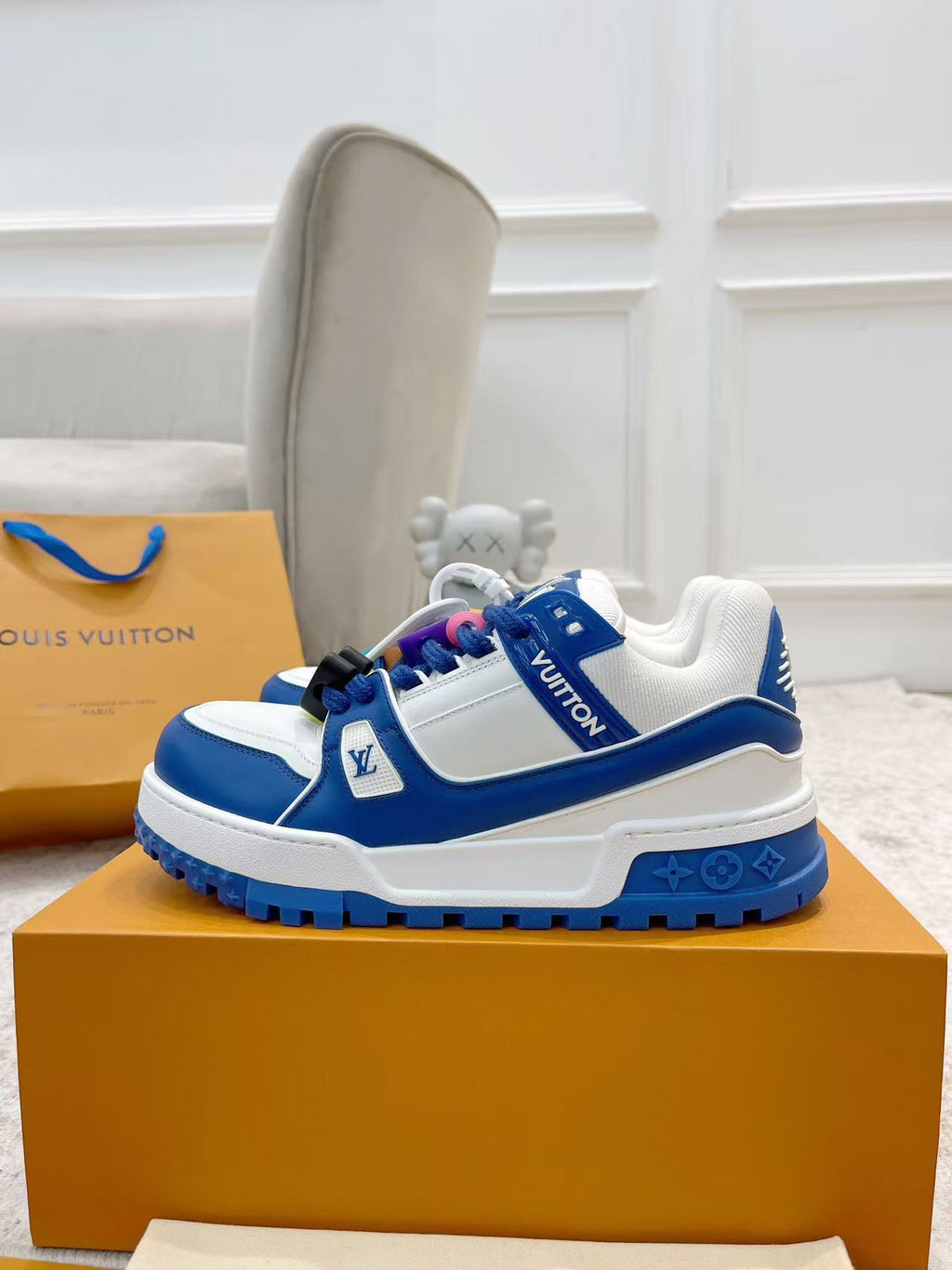 LV Trainer Maxi blue and white