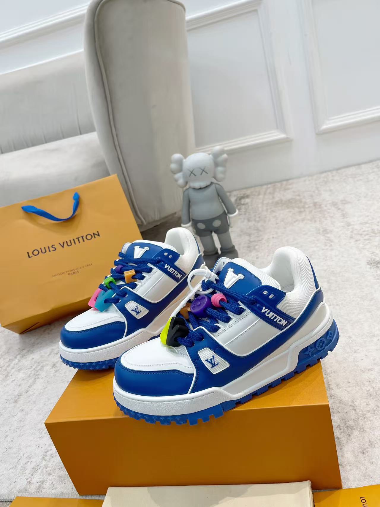 LV Trainer Maxi blue and white