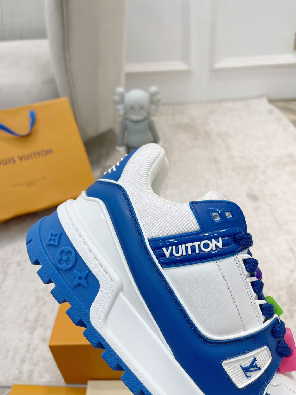 LV Trainer Maxi blue and white