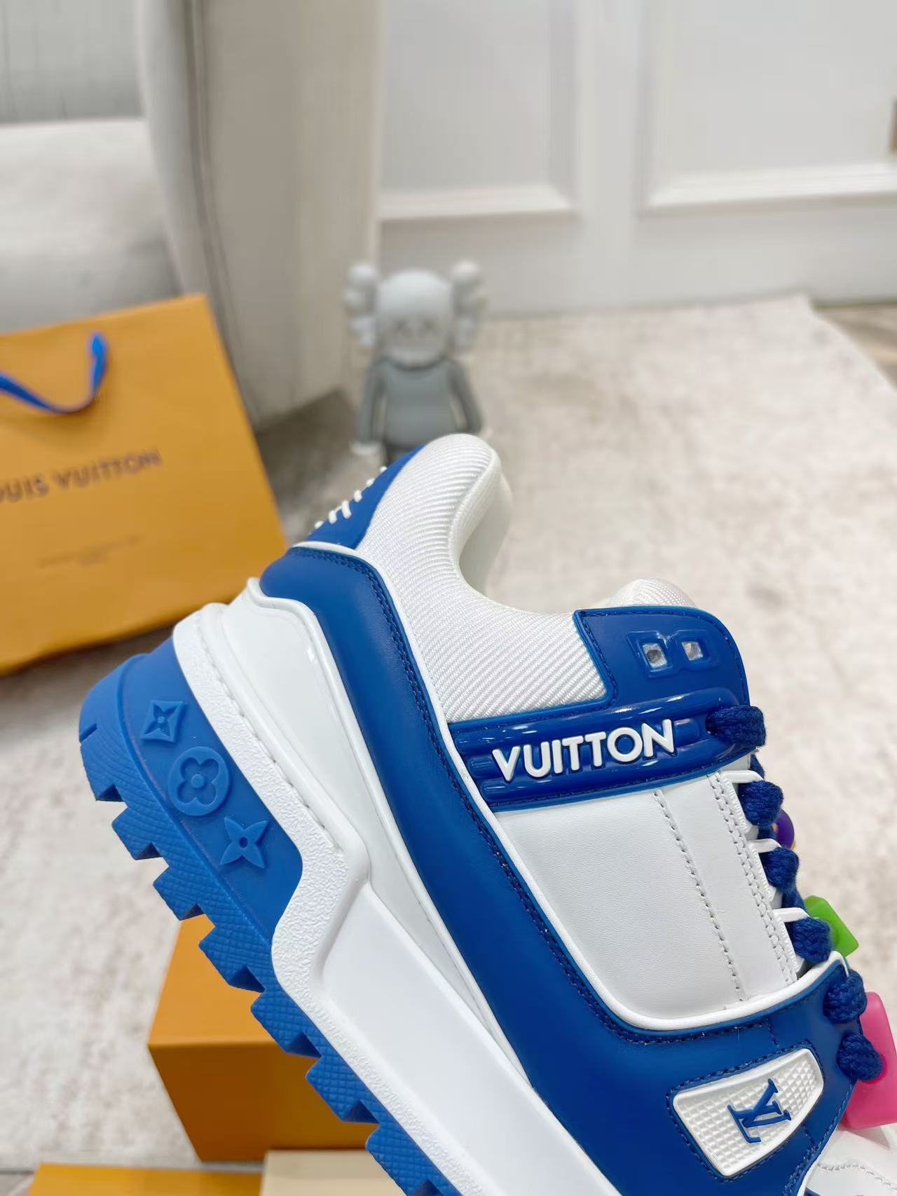 LV Trainer Maxi blue and white