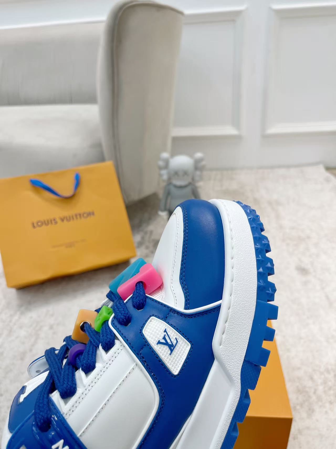 LV Trainer Maxi blue and white