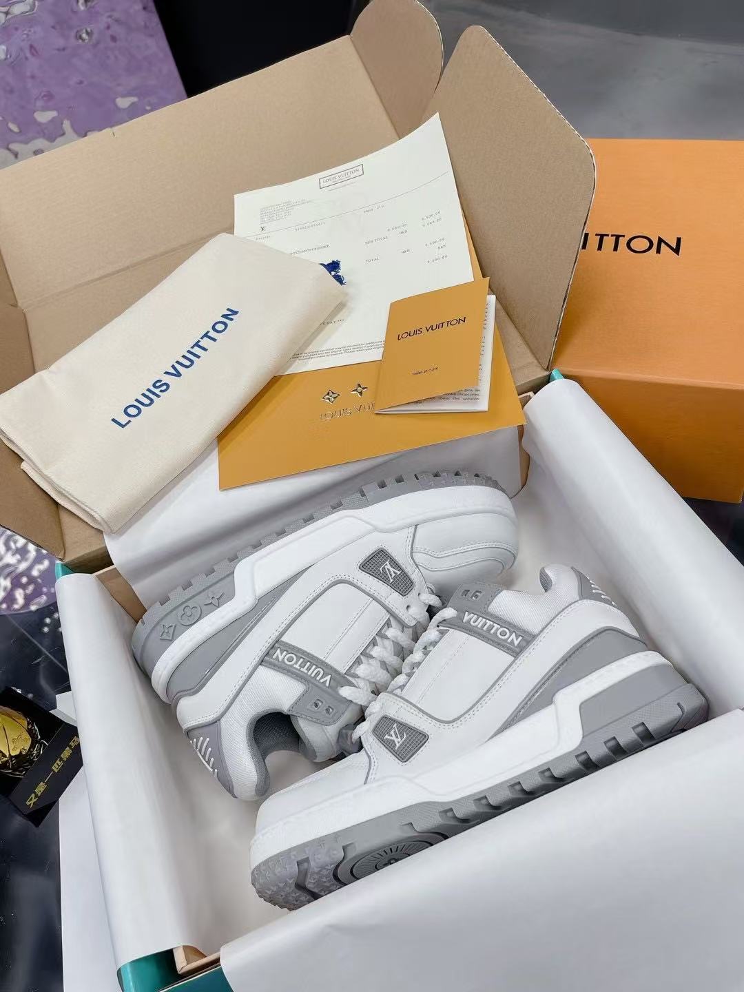 LV Trainer Maxi white gray