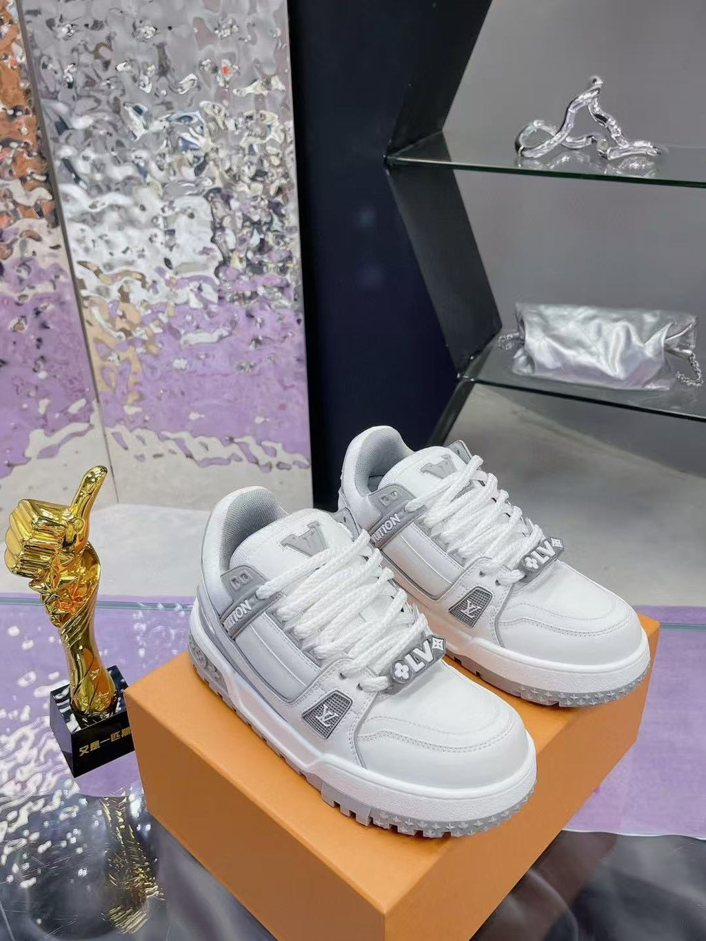 LV Trainer Maxi white gray