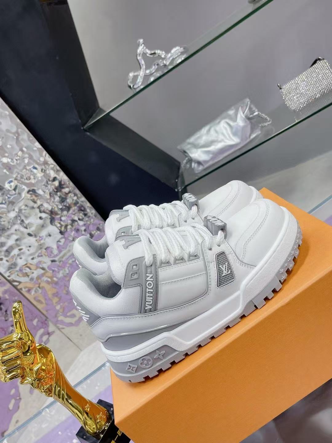 LV Trainer Maxi white gray