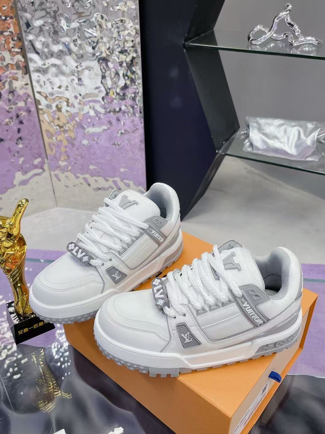 LV Trainer Maxi white gray