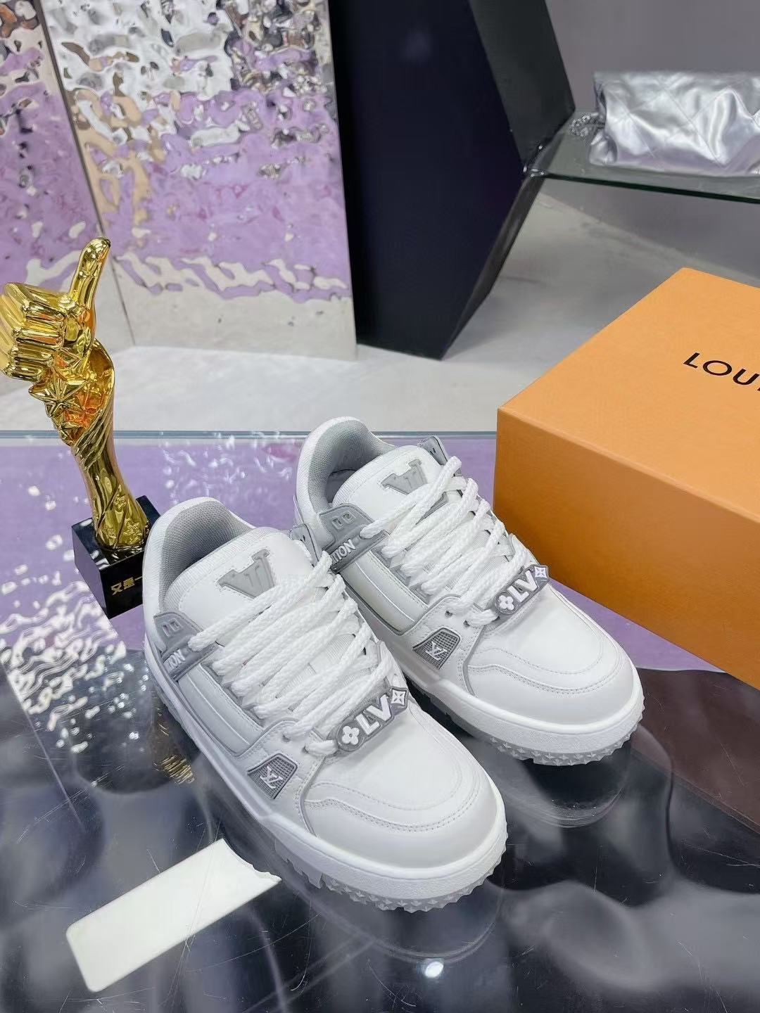 LV Trainer Maxi white gray