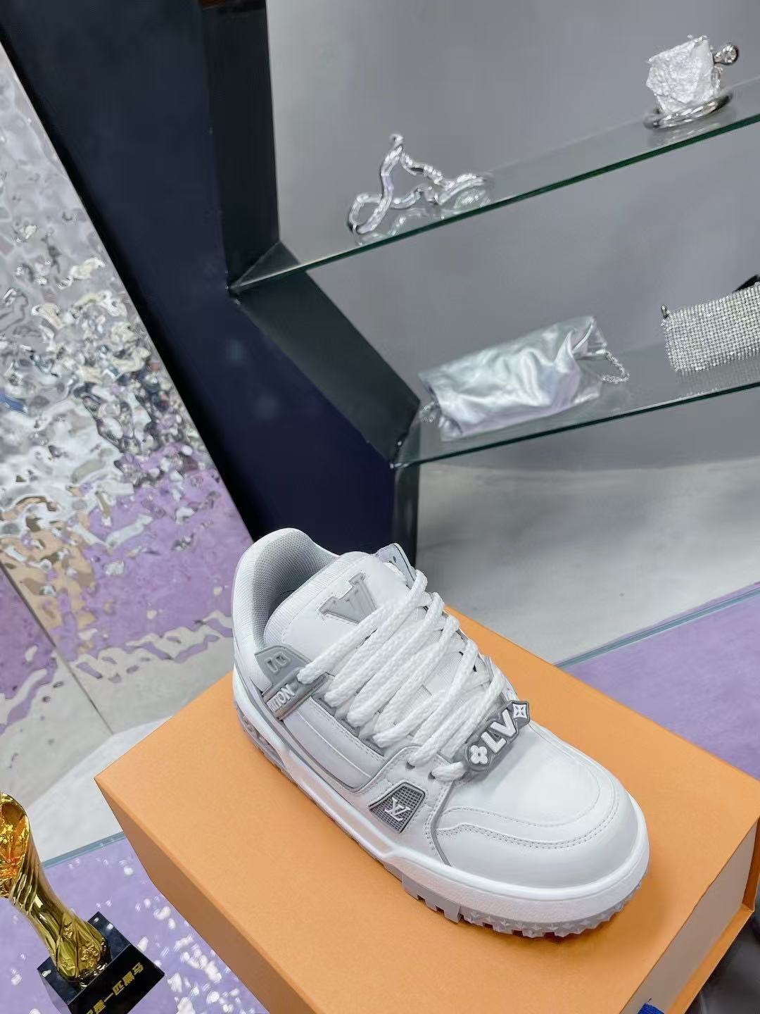LV Trainer Maxi white gray