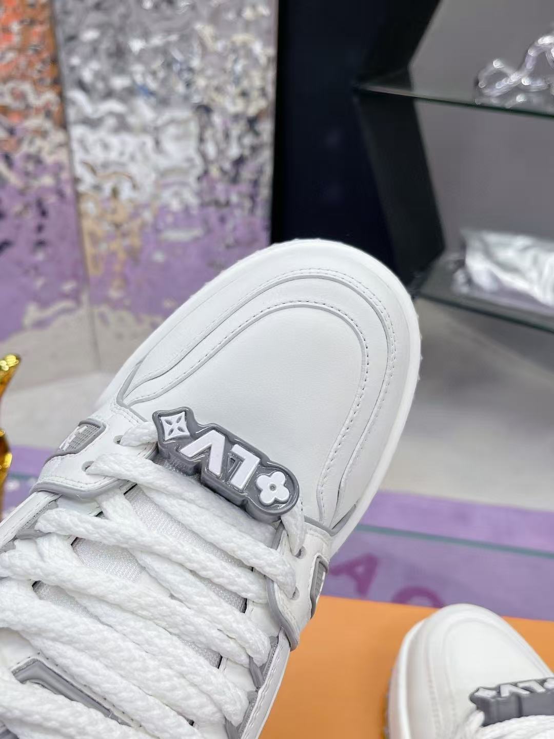 LV Trainer Maxi white gray