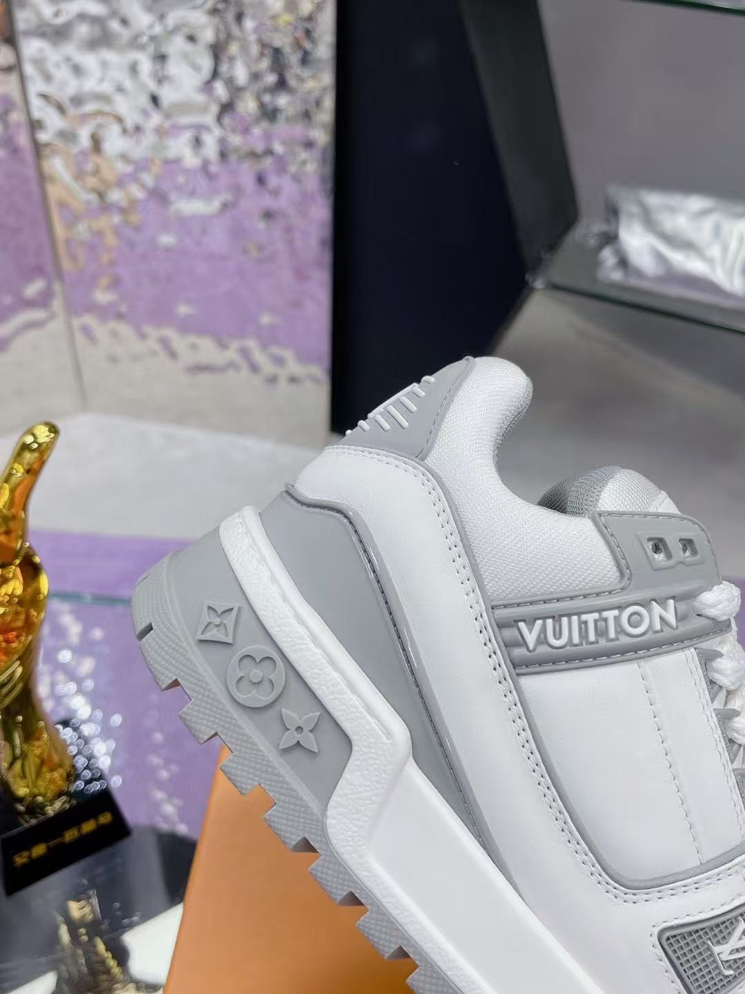 LV Trainer Maxi white gray