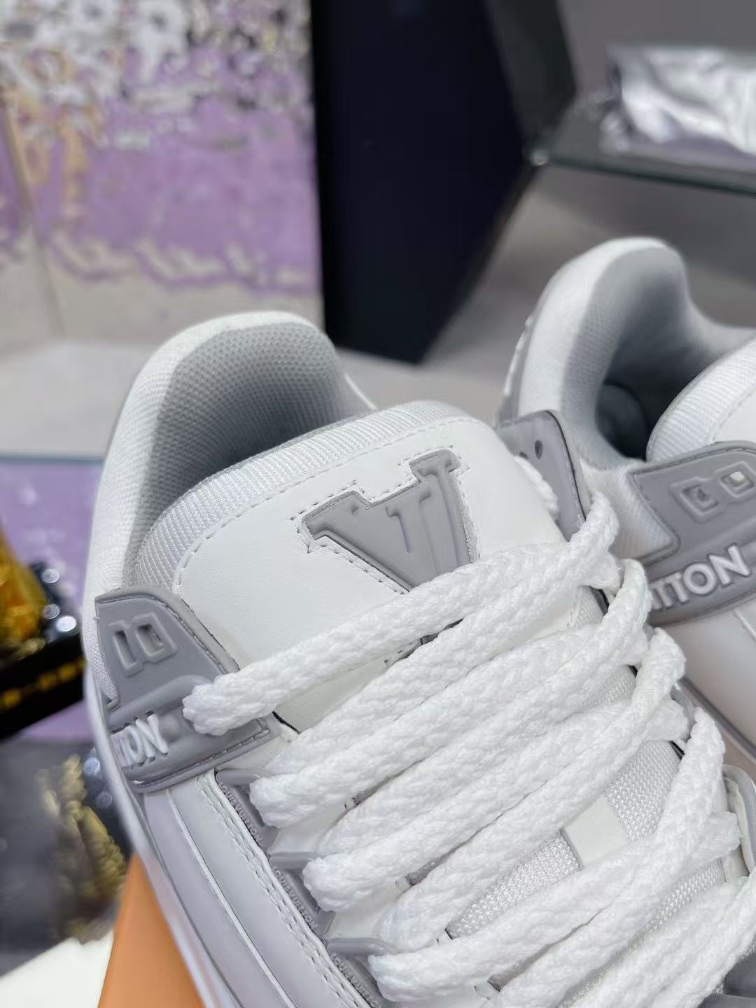 LV Trainer Maxi white gray
