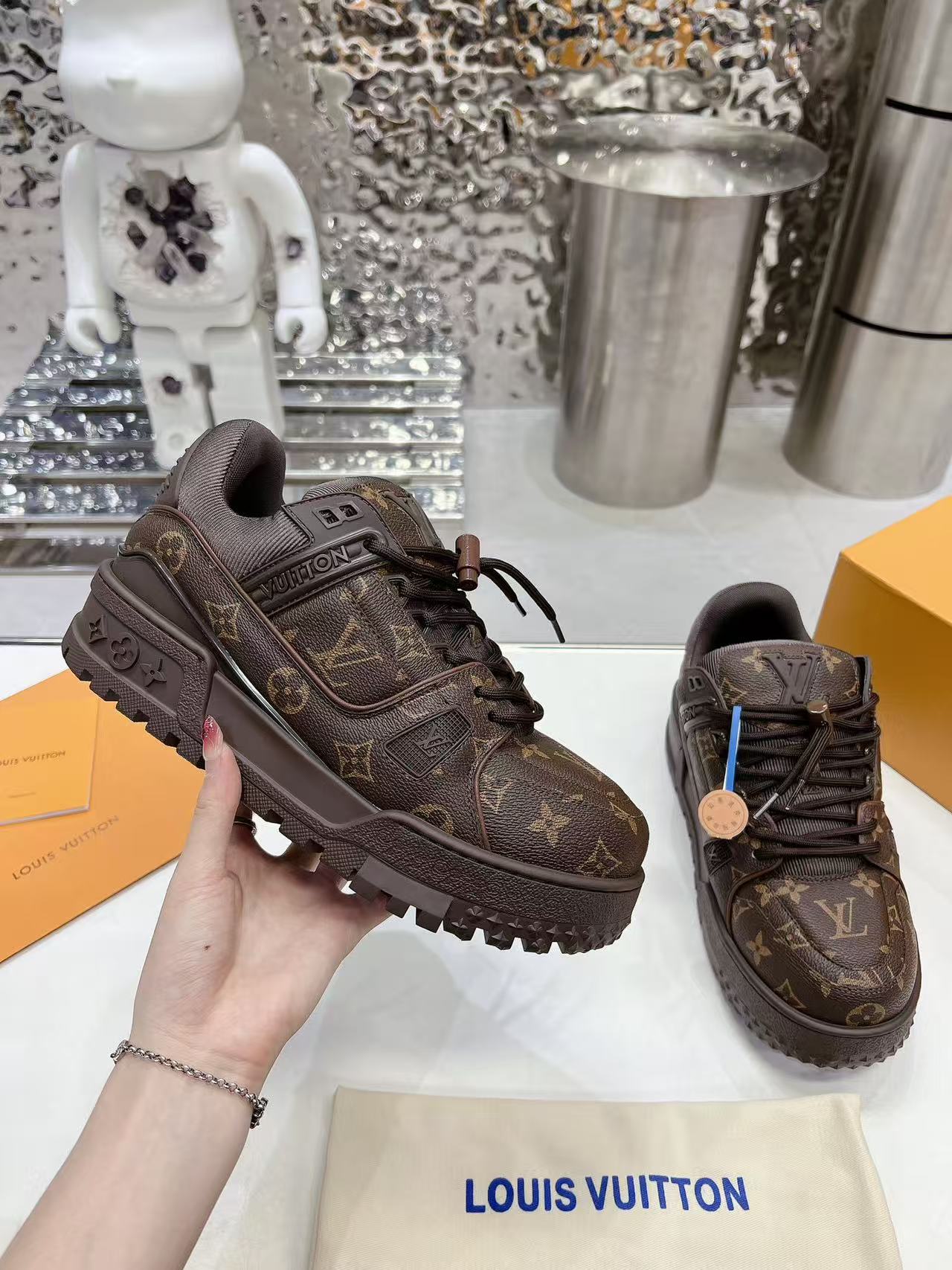 LV Trainer Maxi Ebene /Monogram Cavas
