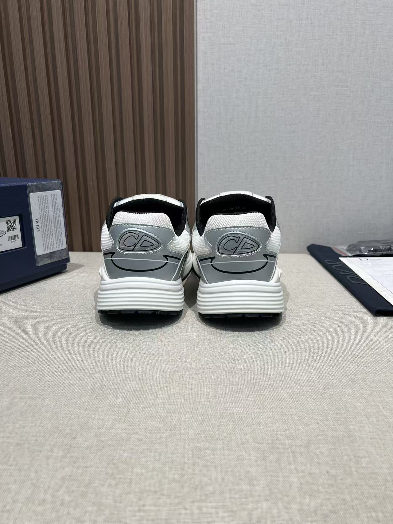 DIOR B30 silvery white