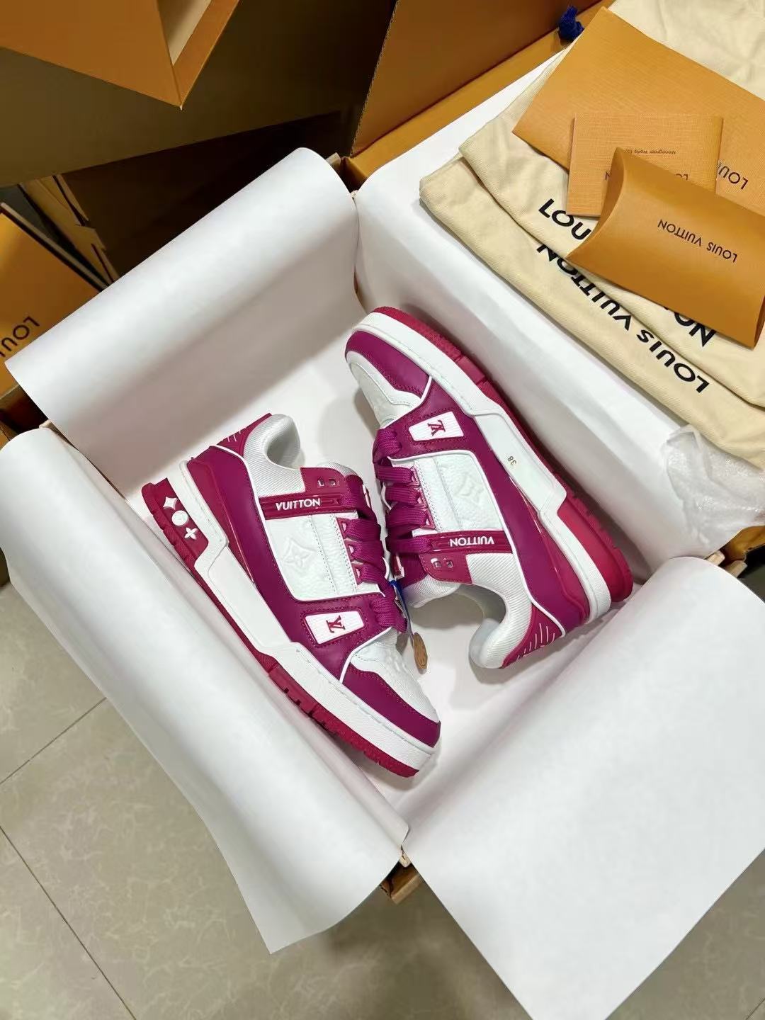 LV Trainer 'White Fuchsia