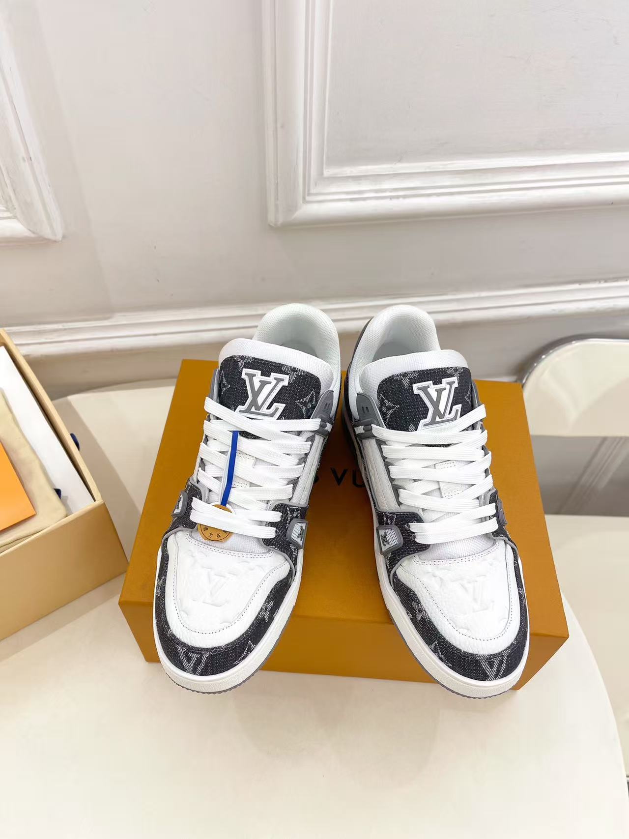 LV trainer grey