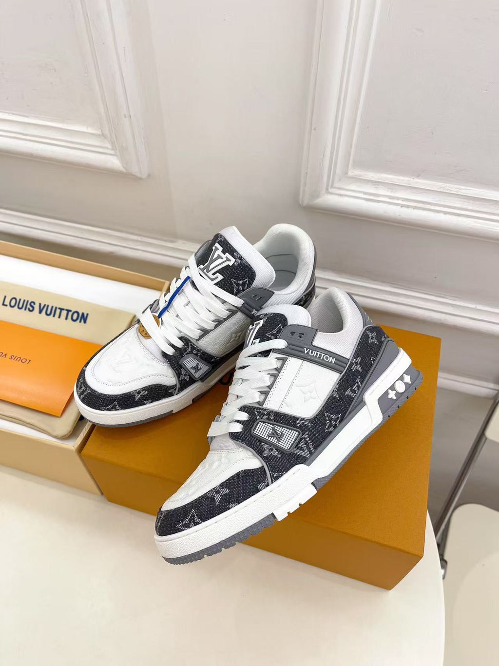 LV trainer grey