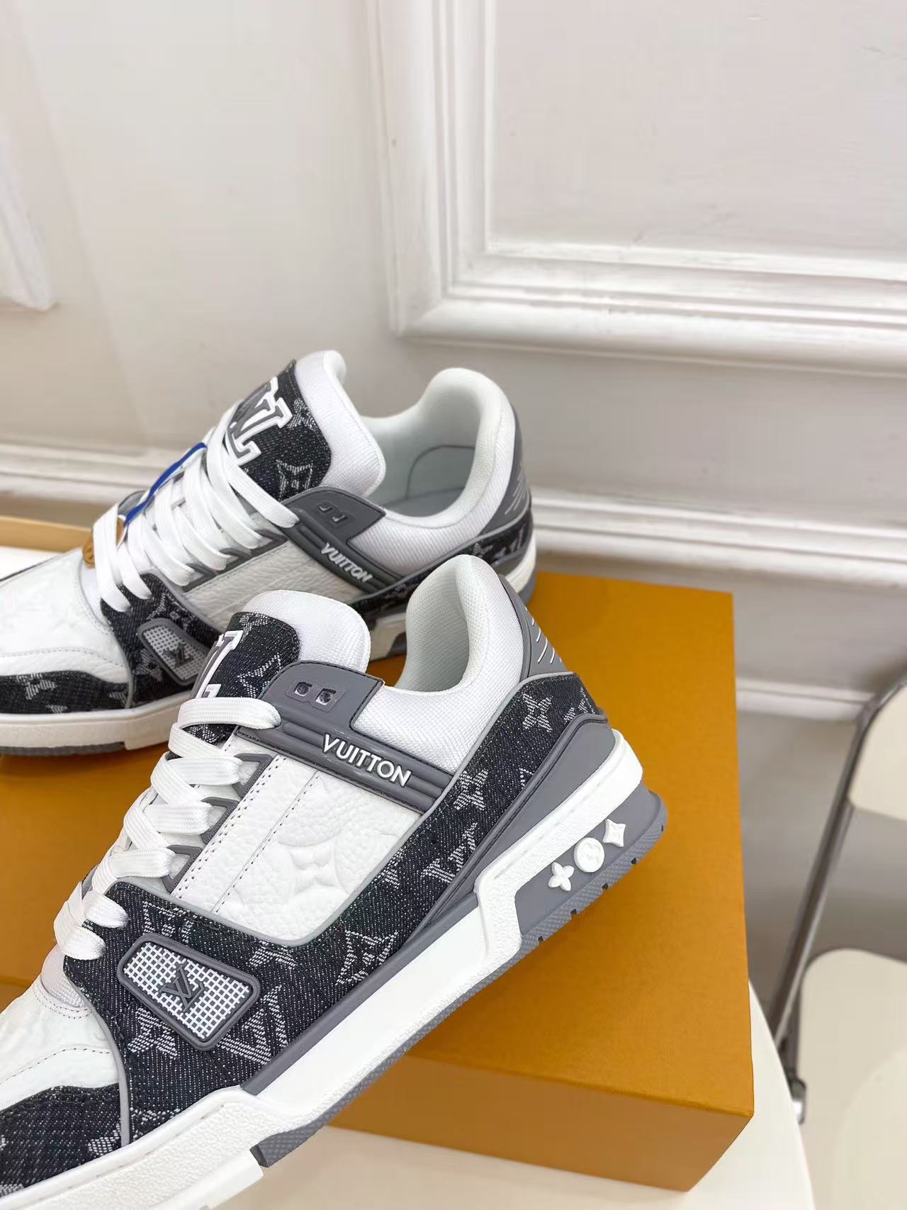 LV trainer grey