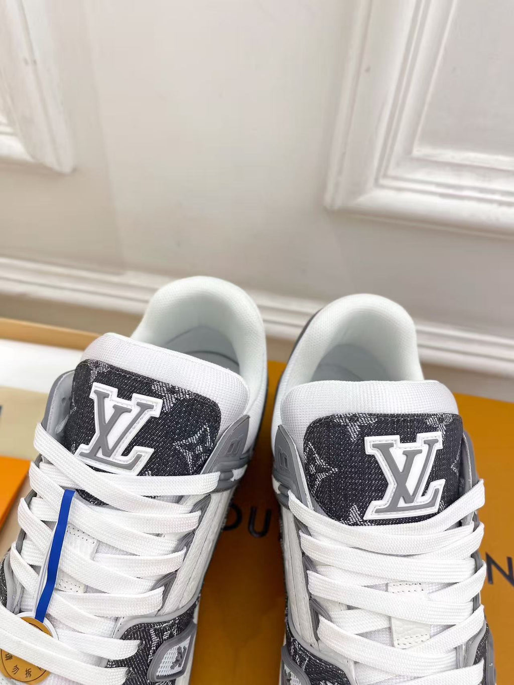 LV trainer grey