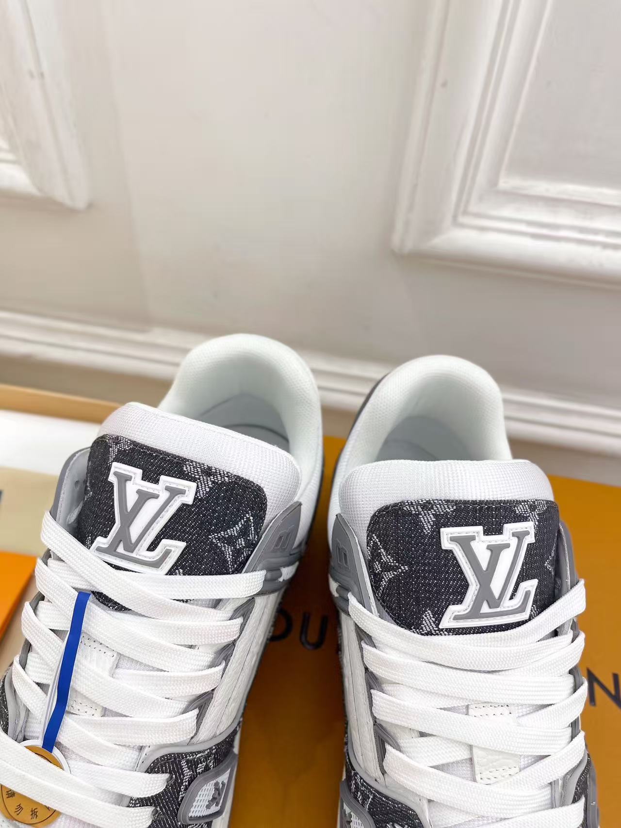 LV trainer grey