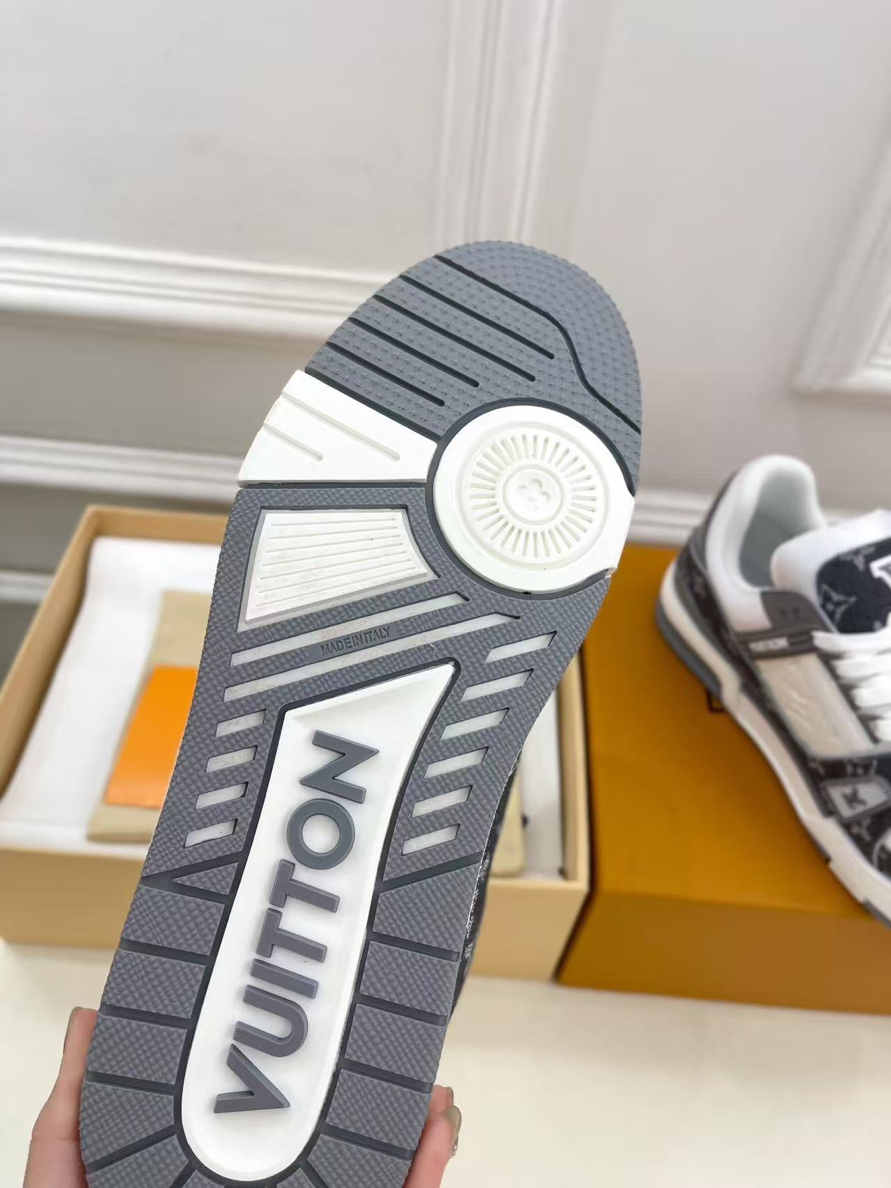 LV trainer grey