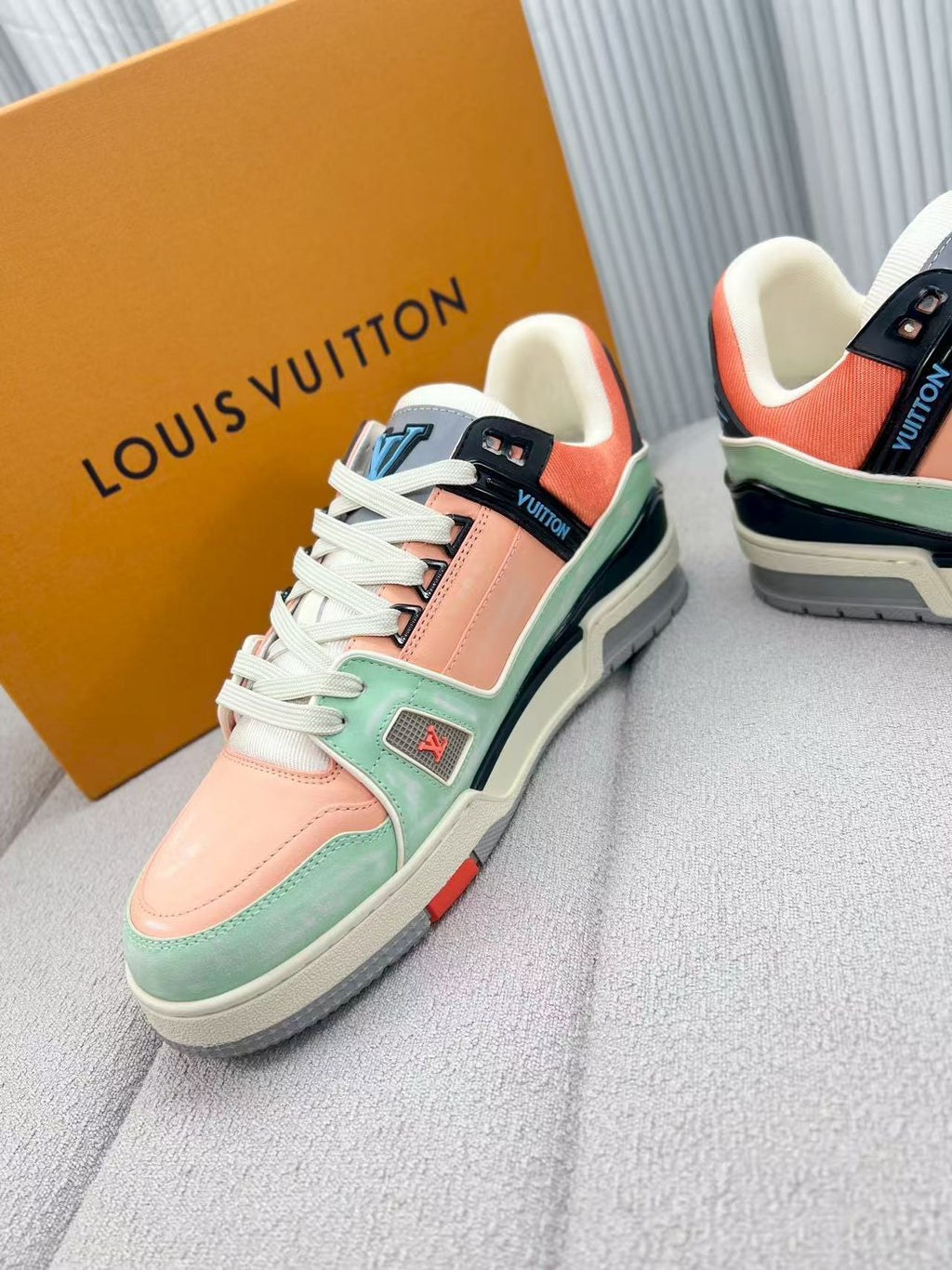 LV  Trainer   Pink Green Black