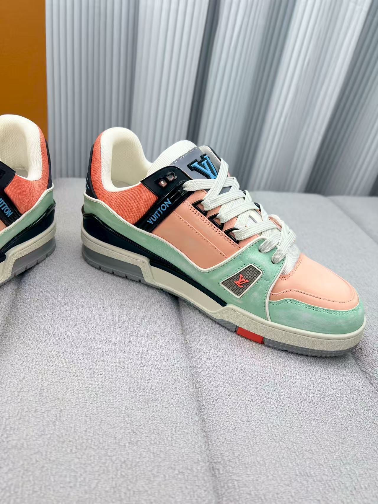 LV  Trainer   Pink Green Black