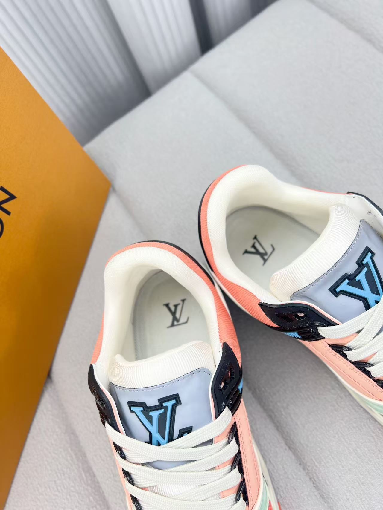 LV  Trainer   Pink Green Black