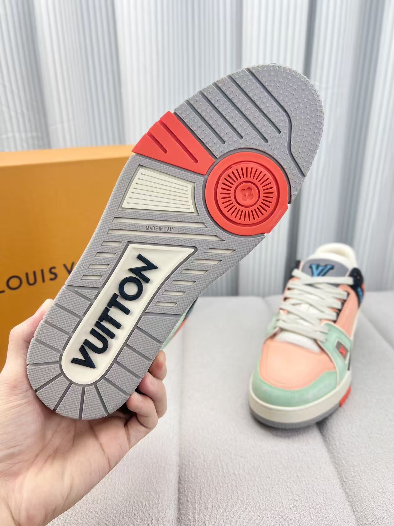 LV  Trainer   Pink Green Black