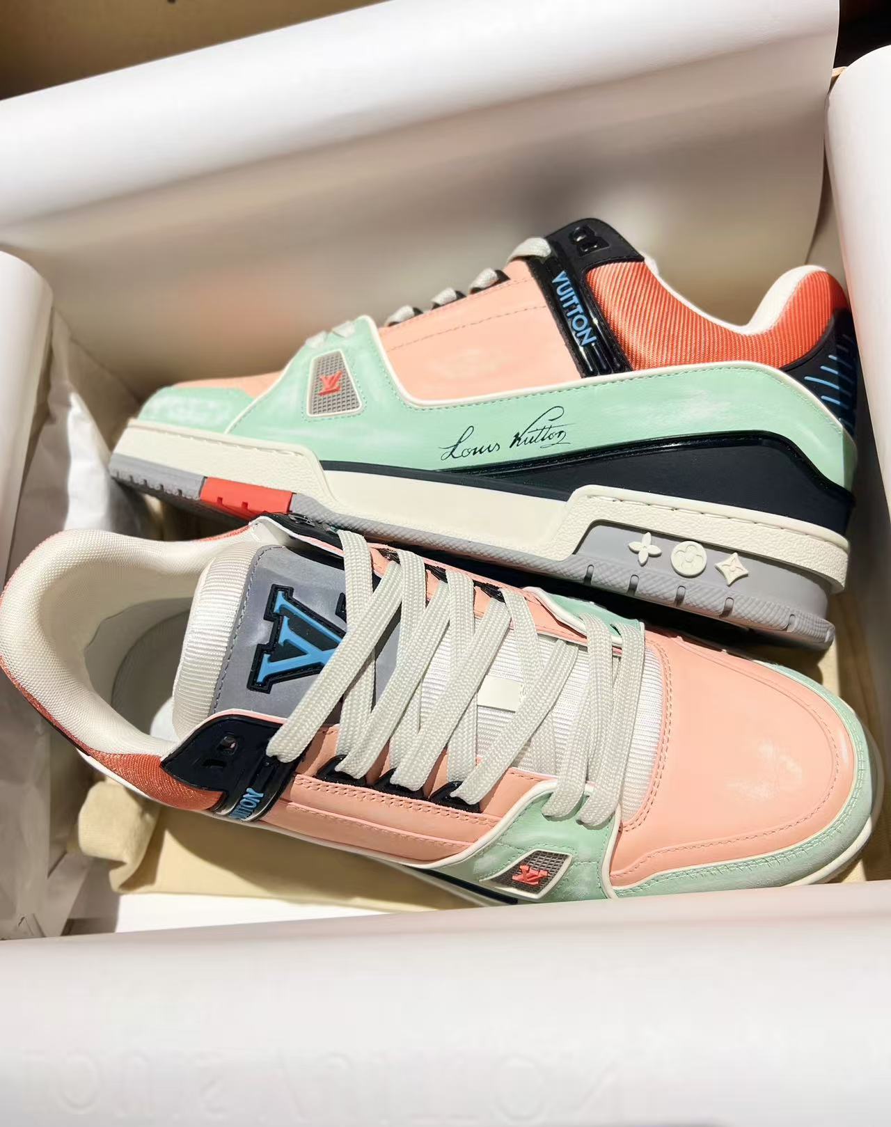 LV  Trainer   Pink Green Black
