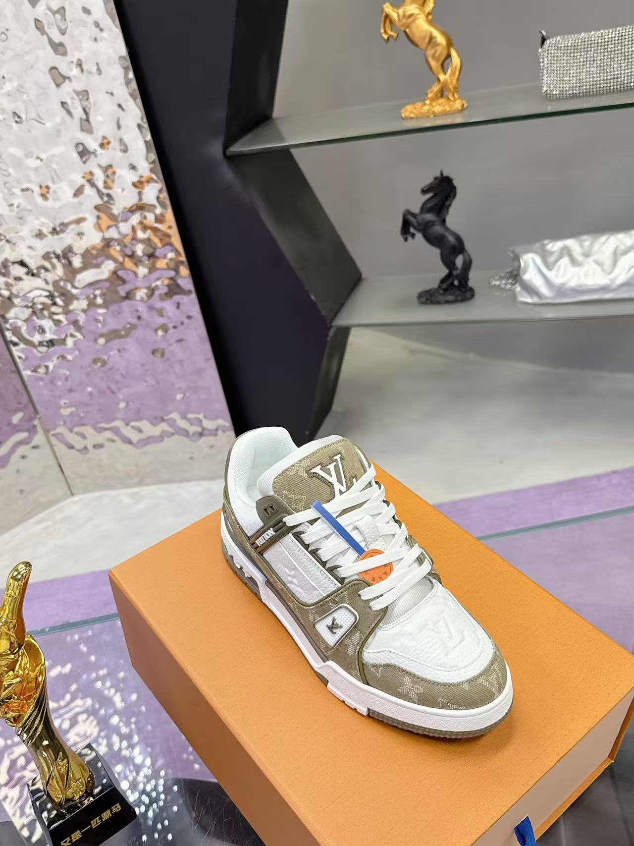 LV trainer green brown