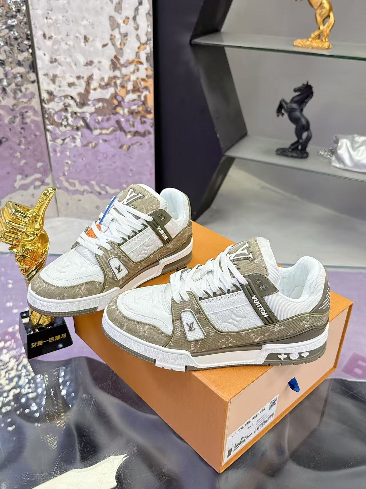LV trainer green brown
