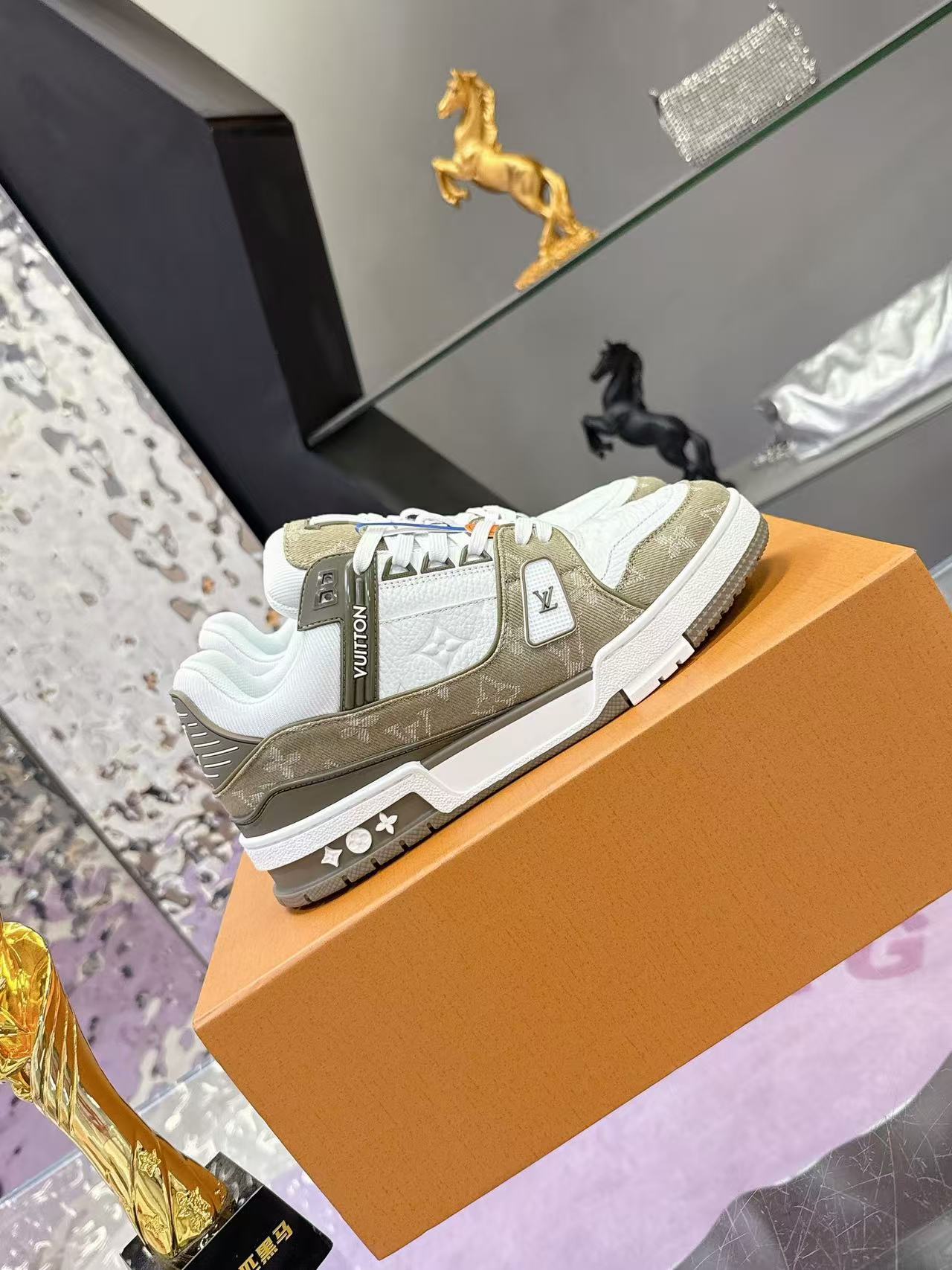 LV trainer green brown