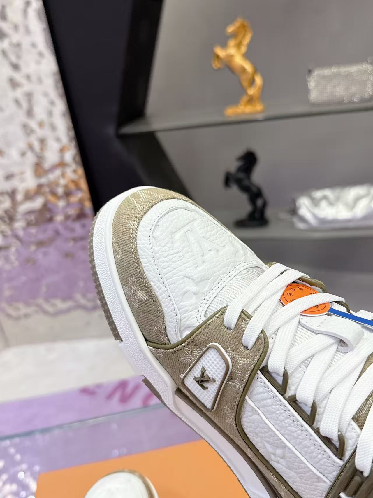 LV trainer green brown
