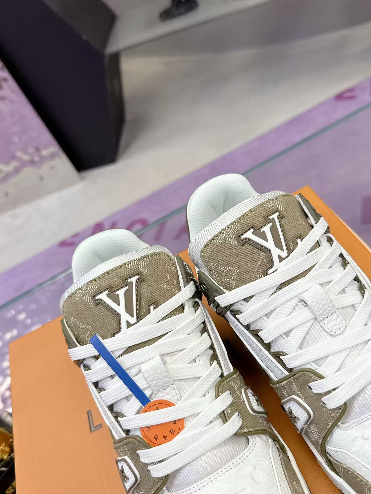 LV trainer green brown