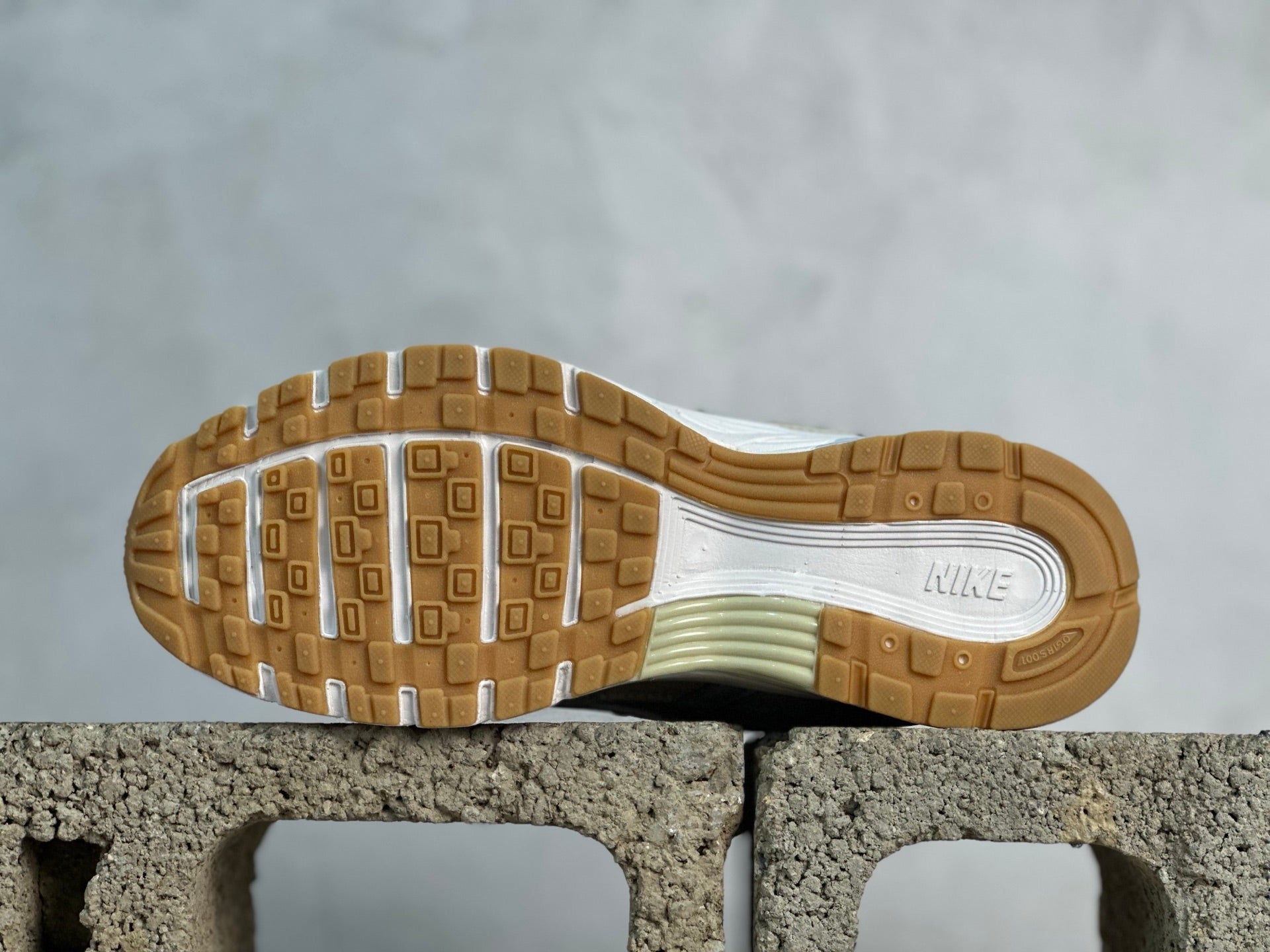 NIKE P-6000 BEIGE GREY